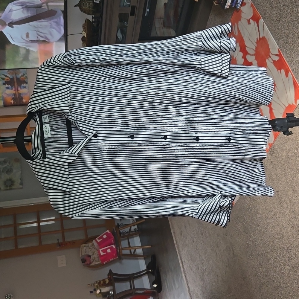 Cute Blouse 🖤🤍      Size 14/16W